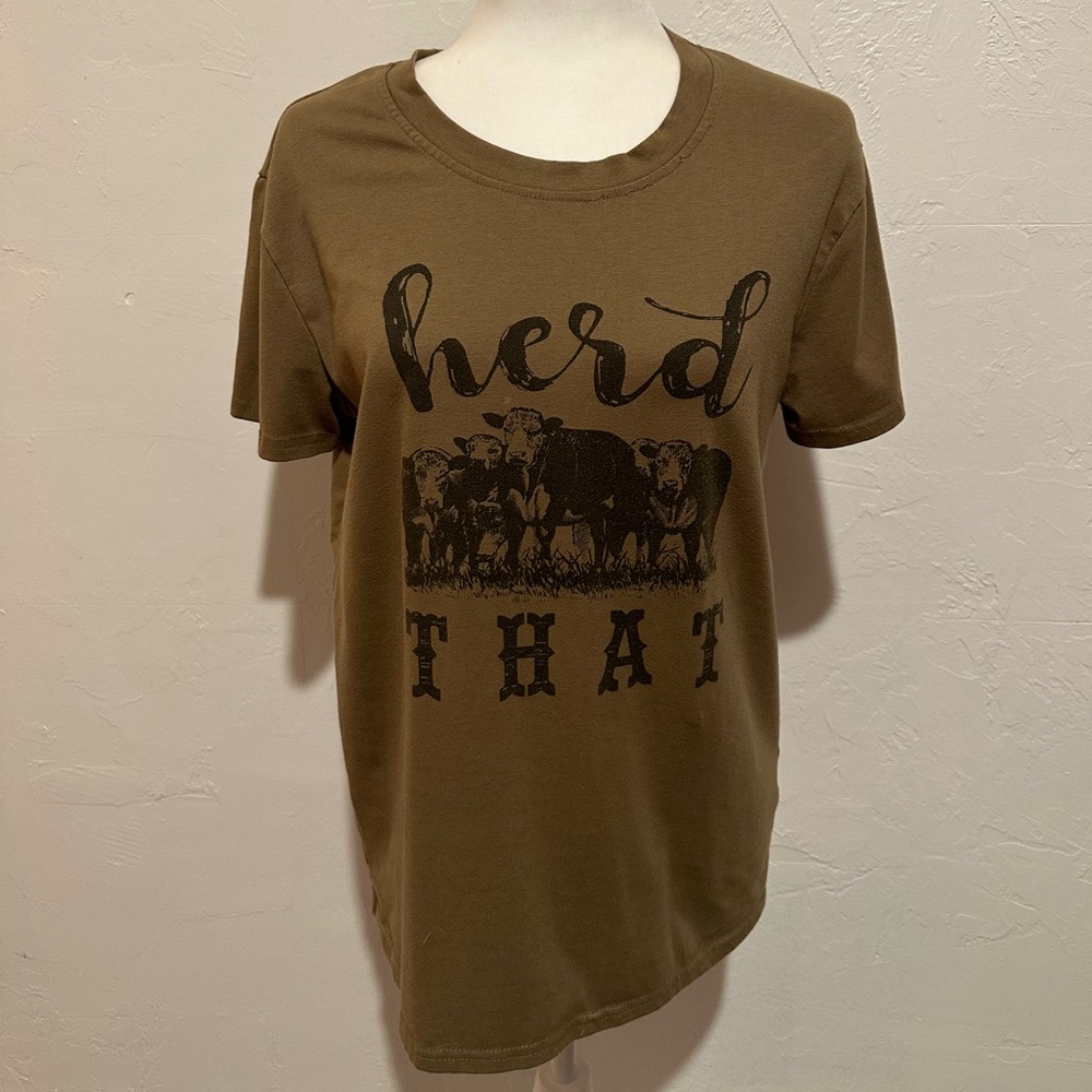 HERD THAT GREEN HIGHLAND COW GRAPHIC TEE